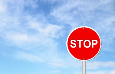 Dur işareti mavi gökyüzü ile