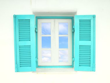 Mavi gökyüzü ile Yunan tarzı pencereler