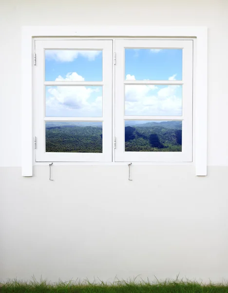 Finestra con vista montagna e cielo — Foto Stock