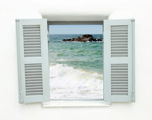 Окно в греческом стиле с видом на море — стоковое фото