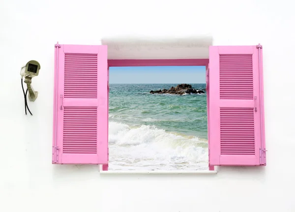 Yunan tarzı penceresi ve cctv Deniz Manzaralı — Stok fotoğraf