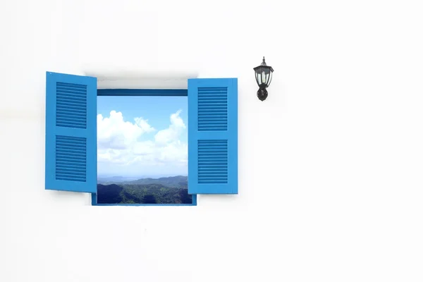 Yunan tarzı penceresi gökyüzü ve dağ manzaralı — Stok fotoğraf