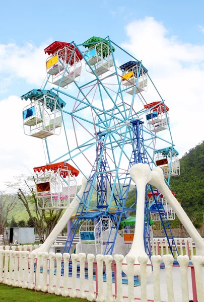 Uma roda gigante colorida — Fotografia de Stock