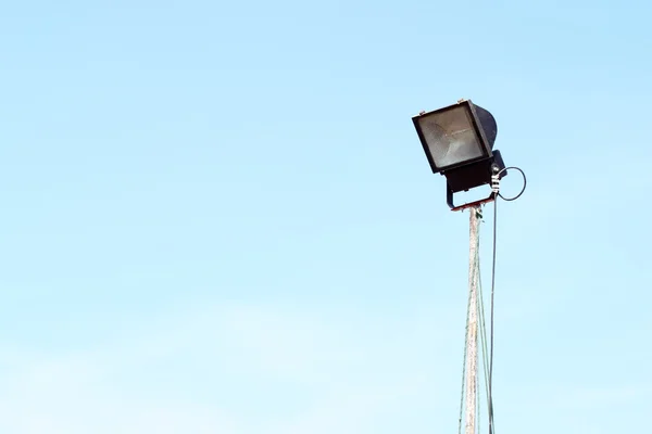 Luce di inondazione con cielo blu — Foto Stock