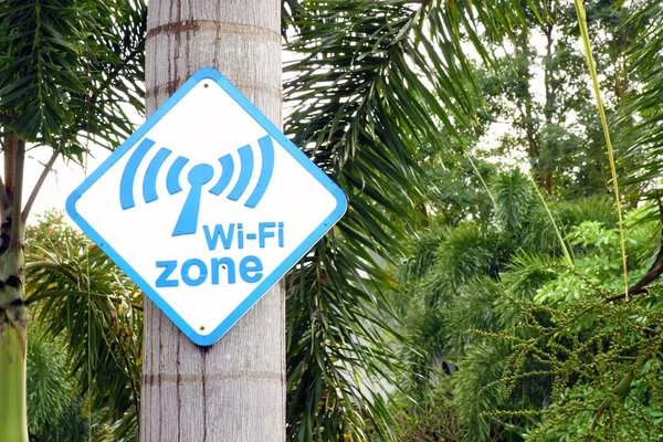 ツリー上の wi-fi ゾーンのサイン — ストック写真