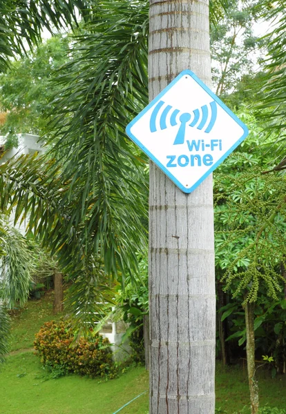 Sinal de zona Wi-Fi na árvore — Fotografia de Stock