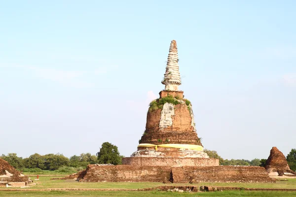 Ancient pagoda in ruined old temple at Ayutthaya historical park — Stock Photo, Image