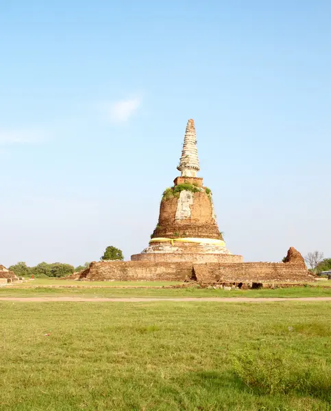Ancienne pagode dans le vieux temple en ruine au parc historique d'Ayutthaya — Photo