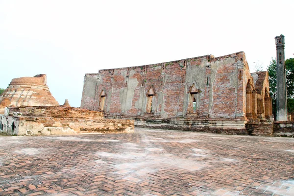 Ruiny starej świątyni budować z cegły w Tajlandii — Zdjęcie stockowe