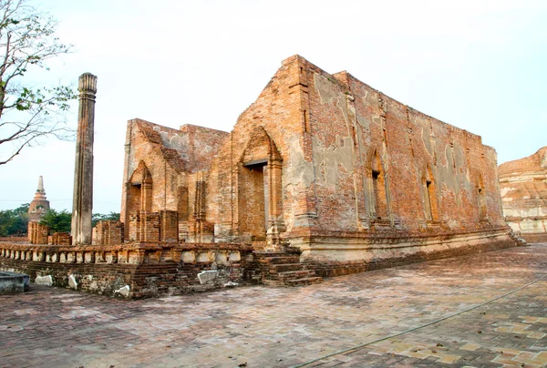 Ruinierter alter Tempel aus Ziegelsteinen in Thailand — Stockfoto