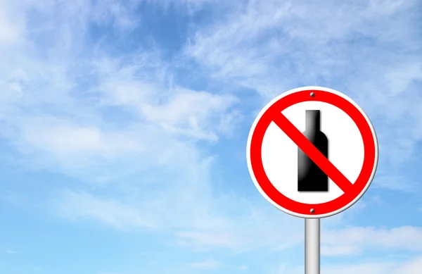 Žádný alkohol znamení s modrou oblohou — Stock fotografie