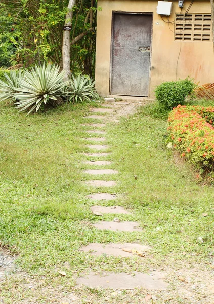 Pathway to the door — Stock Photo, Image