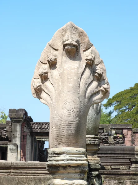 Koning van nagas volgende ladder in phimai historische park — Stockfoto