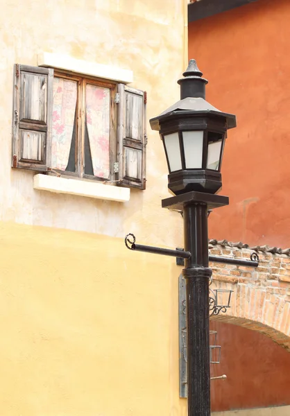 ビンテージ ウィンドウと古代の街灯 — ストック写真
