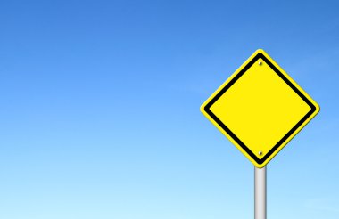 Mavi gökyüzü ile boş sarı trafik işaret