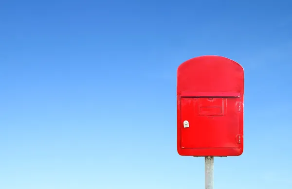 Caixa de correio com um céu azul — Fotografia de Stock