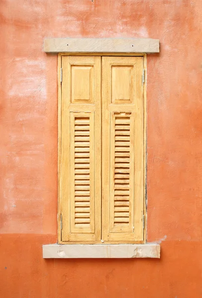Винтажное окно на фоне стены — стоковое фото