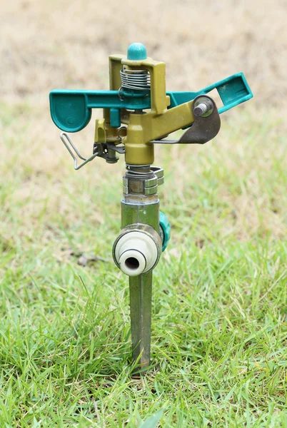 Sprinkler op het groene gras — Stockfoto