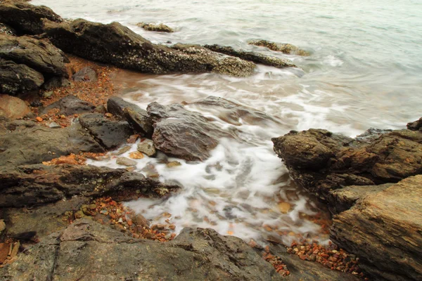 Meereswellen und Stein — Stockfoto