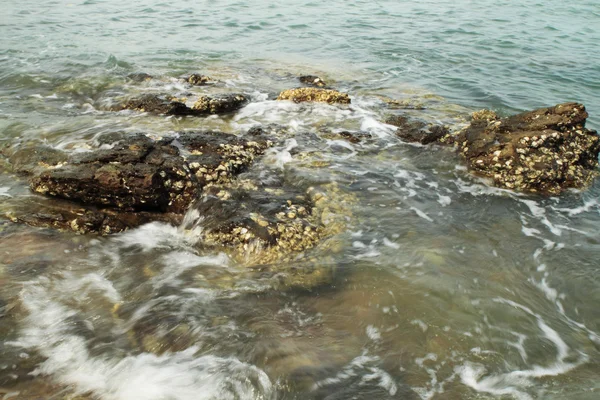 Onde del mare e pietra — Foto Stock