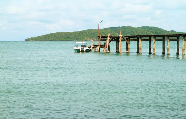 Wooden pier and boat parking — Stock Photo, Image