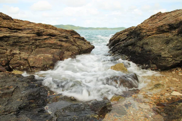 海浪冲击着岩石，溅起水花 — 图库照片