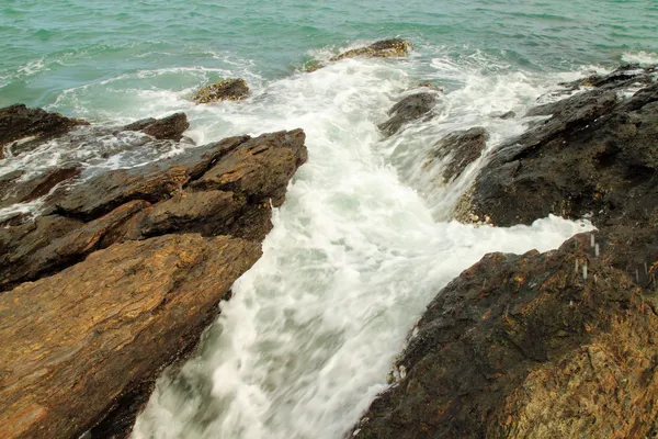 Ondas do mar atingindo rochas redondas e salpicos — Fotografia de Stock