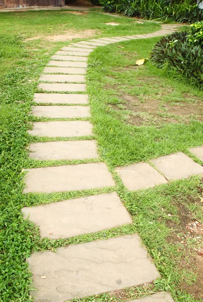 Bloco de pedra caminho a pé no parque — Fotografia de Stock