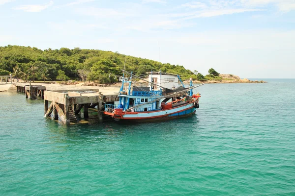 Trä fiskebåt i hamnen, thailand — Stockfoto