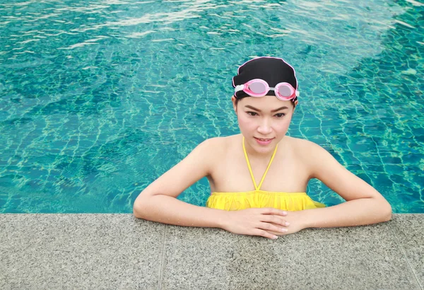 Mujer en piscina — Foto de Stock