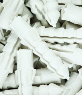 birçok plastik dübel straddling