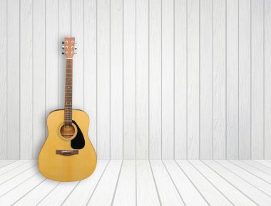 Beyaz ahşap odadaki gitar