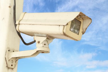 CCTV güvenlik kamera ile mavi gök