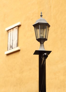 vintage pencere ile eski elektrik direği