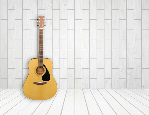 Gitara w tle pustym pokoju — Zdjęcie stockowe