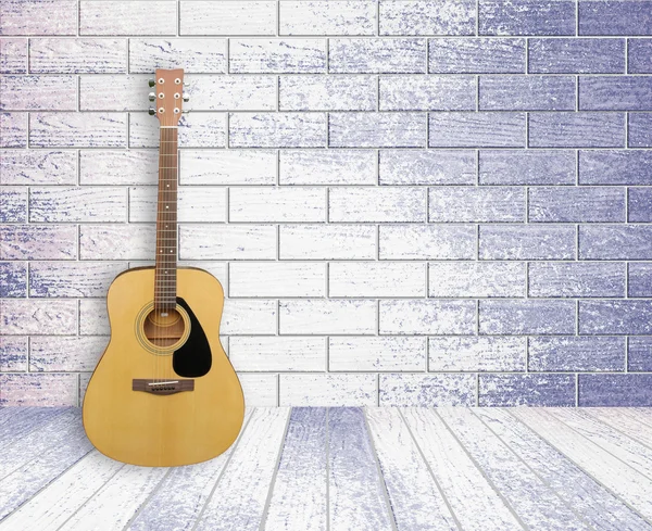 Kytara ve staré místnosti pozadí — Stock fotografie