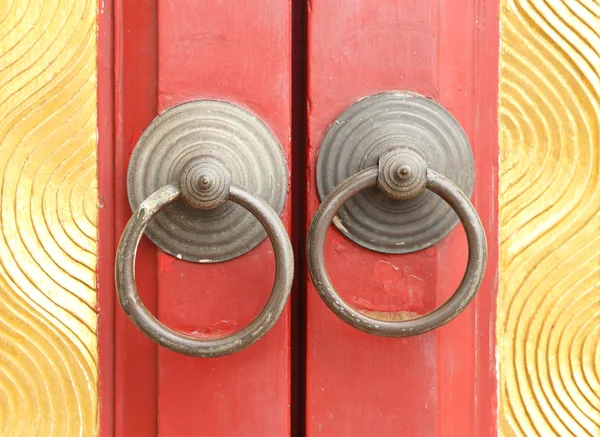 Rusted knocker of red door — Stock Photo, Image