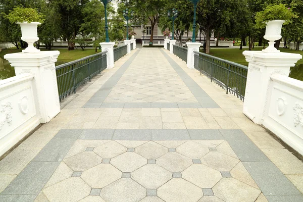 Klassieke stenen brug van het Koninklijk Paleis — Stockfoto