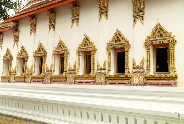 Janelas de arte tailandesas no templo — Fotografia de Stock