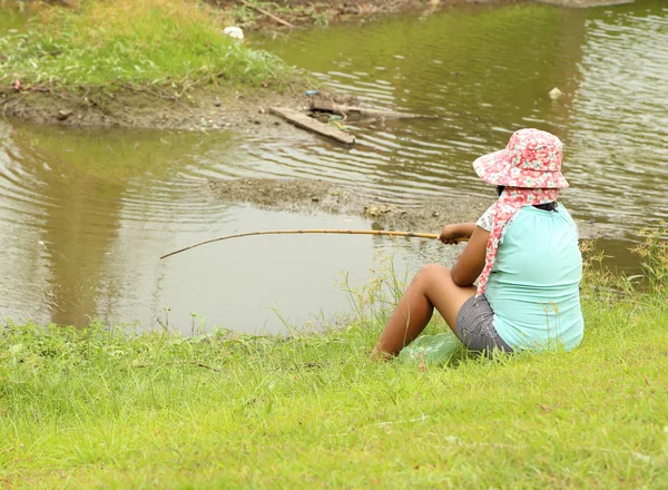 Mulheres com um pólo de pesca de bambu — Fotografia de Stock