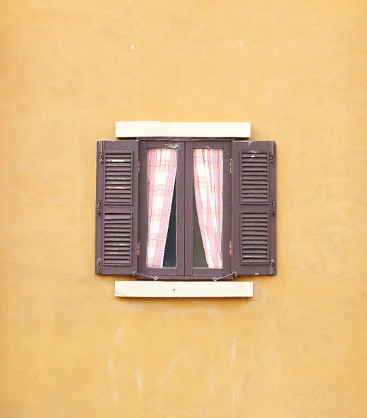 Vintage ventana en la pared de cemento — Foto de Stock