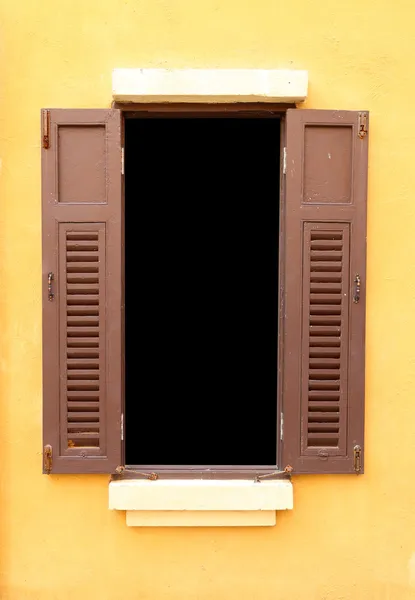 Винтажное окно на цементной стене — стоковое фото