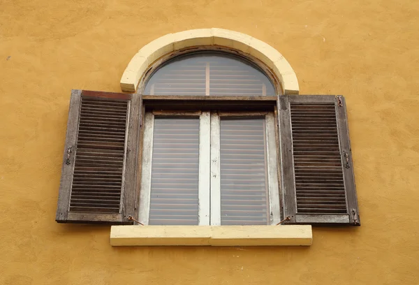 Finestra vintage su muro di cemento — Foto Stock