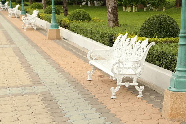 White bench in park — Stock Photo, Image