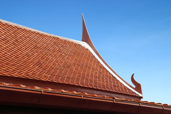 Textura de techo estilo tailandés de madera con cielo —  Fotos de Stock