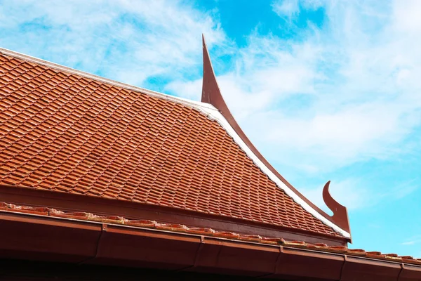 空と木製のタイ風の屋根のテクスチャ — ストック写真