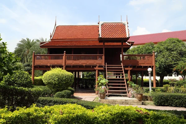 Thajském stylu dřevěný dům — Stock fotografie