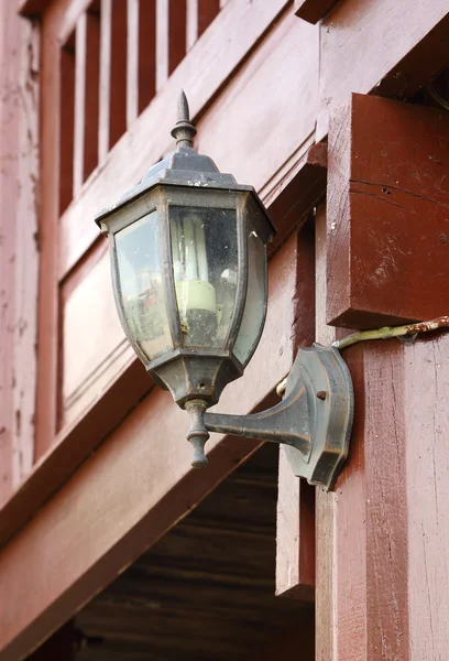 Lampada appesa alla parete di legno — Foto Stock