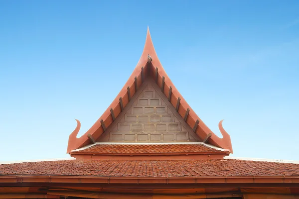 Textura de techo estilo tailandés de madera con cielo —  Fotos de Stock
