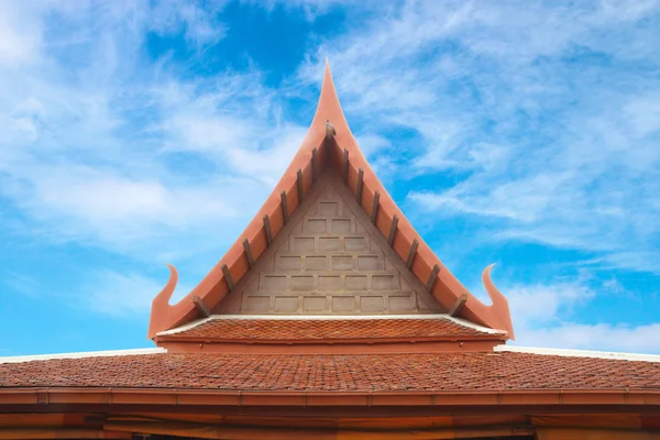 空と木製のタイ風の屋根のテクスチャ — ストック写真